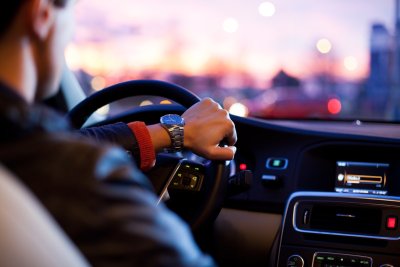 Je nieuwe auto houdt jou voortaan verplicht in de gaten